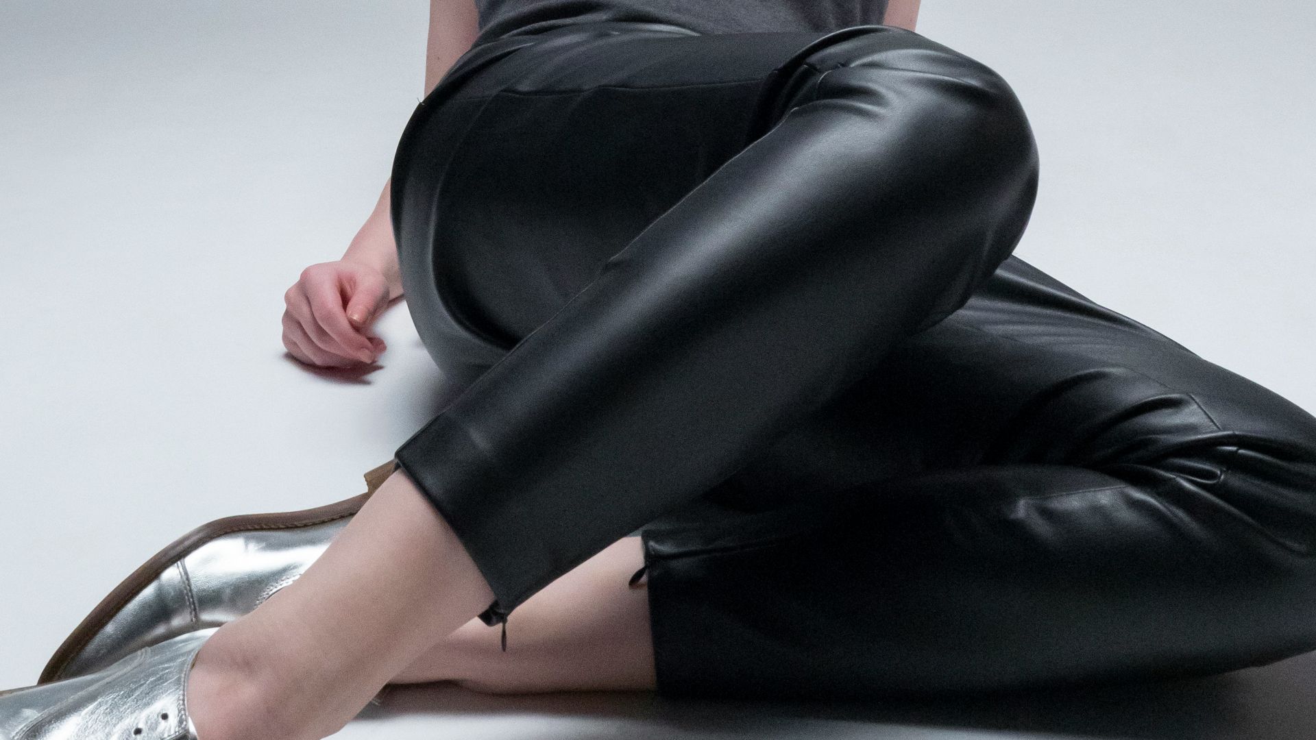 6. Le pantalon en cuir audacieux