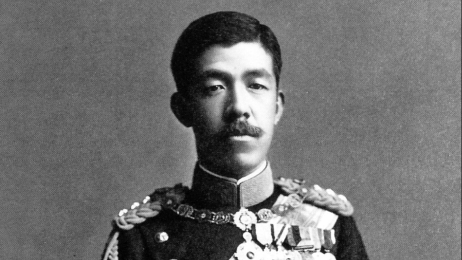 14. Les empereurs japonais ne devaient pas laisser leurs pieds toucher le sol