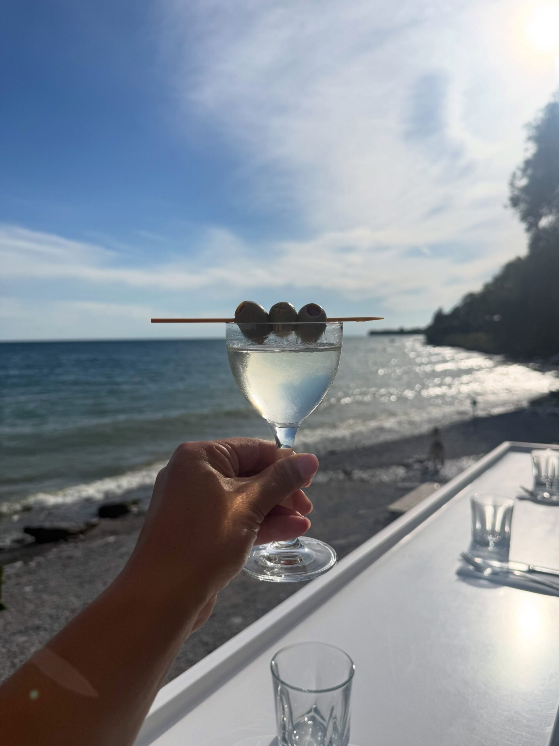 Un verre avec une vue spectaculaire sur l’eau