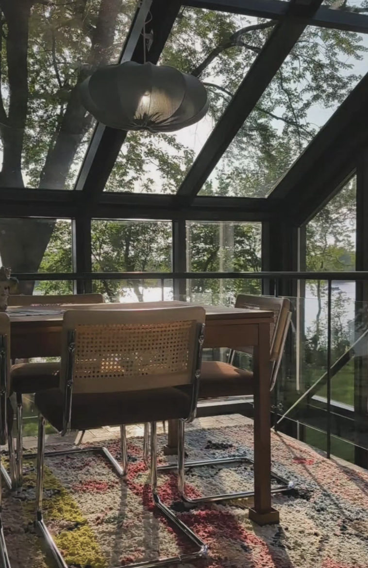 Une salle à manger baignée de lumière