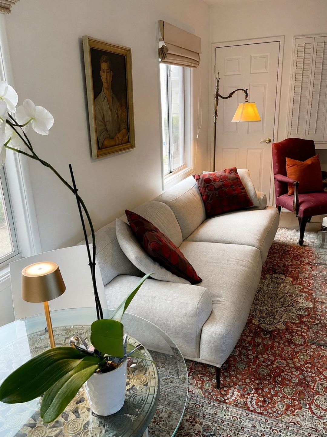 A small, cozy living room