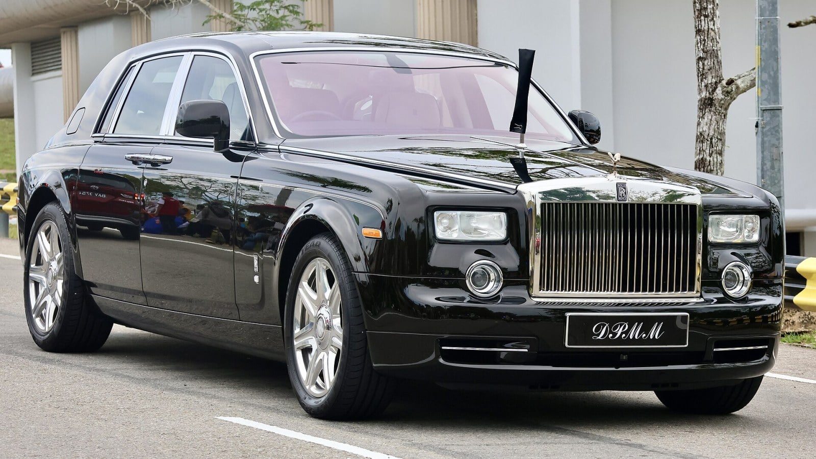 20. Le sultan Hassanal Bolkiah et son frère possédaient une immense collection de voitures