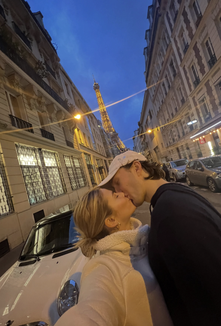 Devant la tour Eiffel