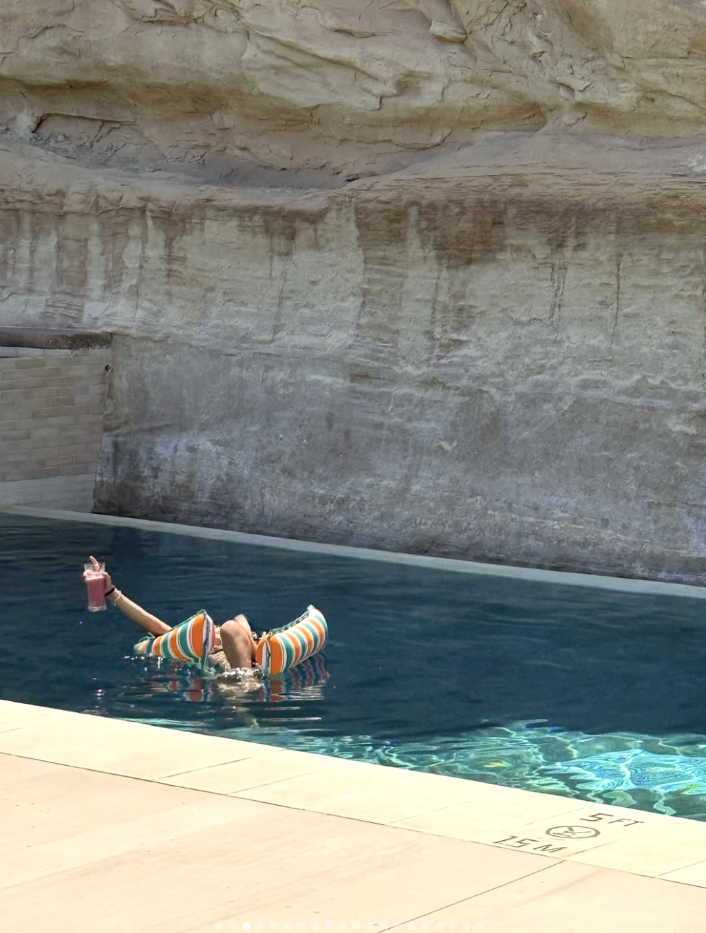 Farniente dans la piscine troglodyte