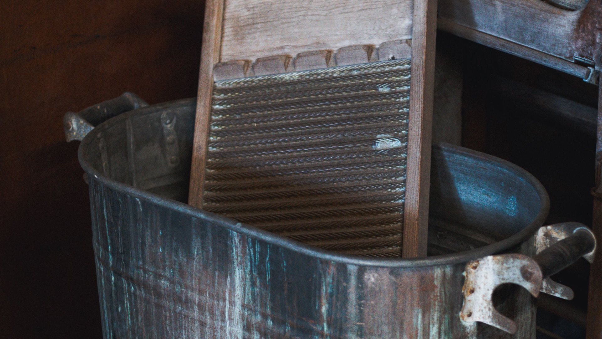 16. Frotter le linge sur une planche à laver
