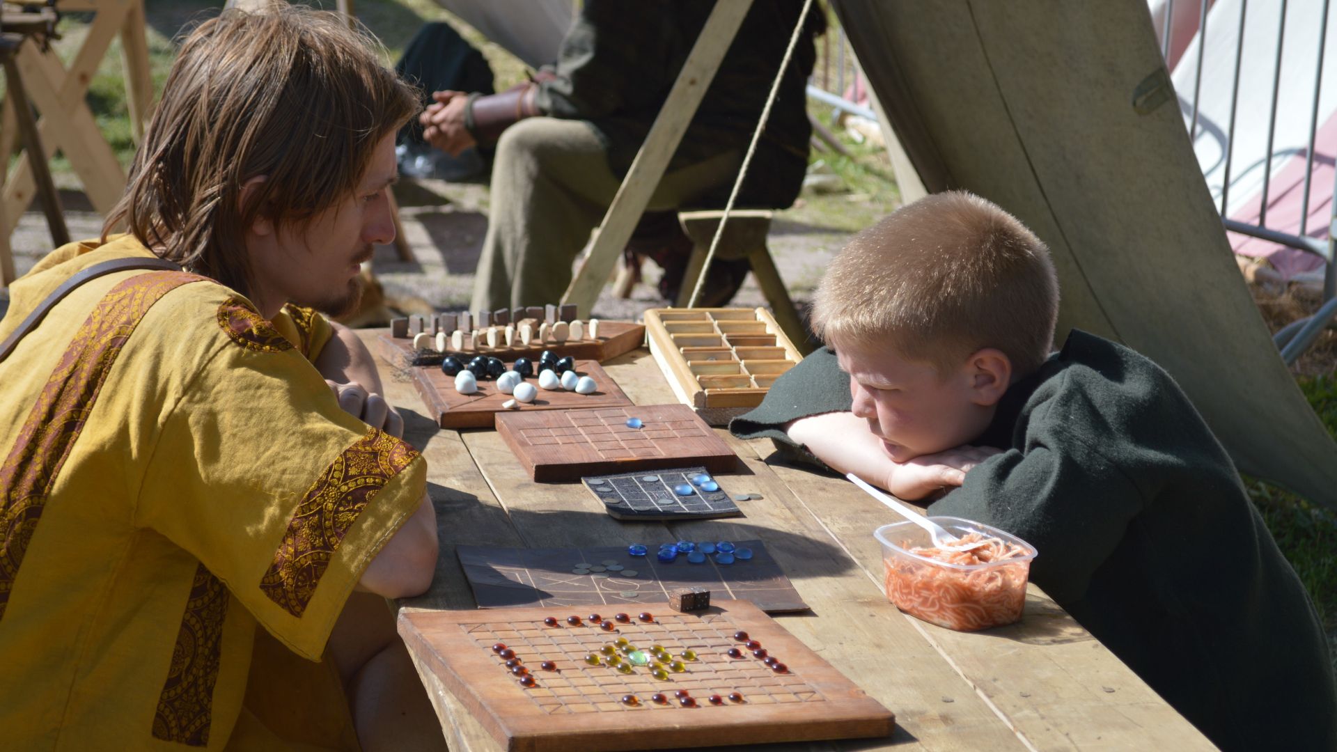 12. Ils jouaient à un jeu de stratégie appelé « Hnefatafl »