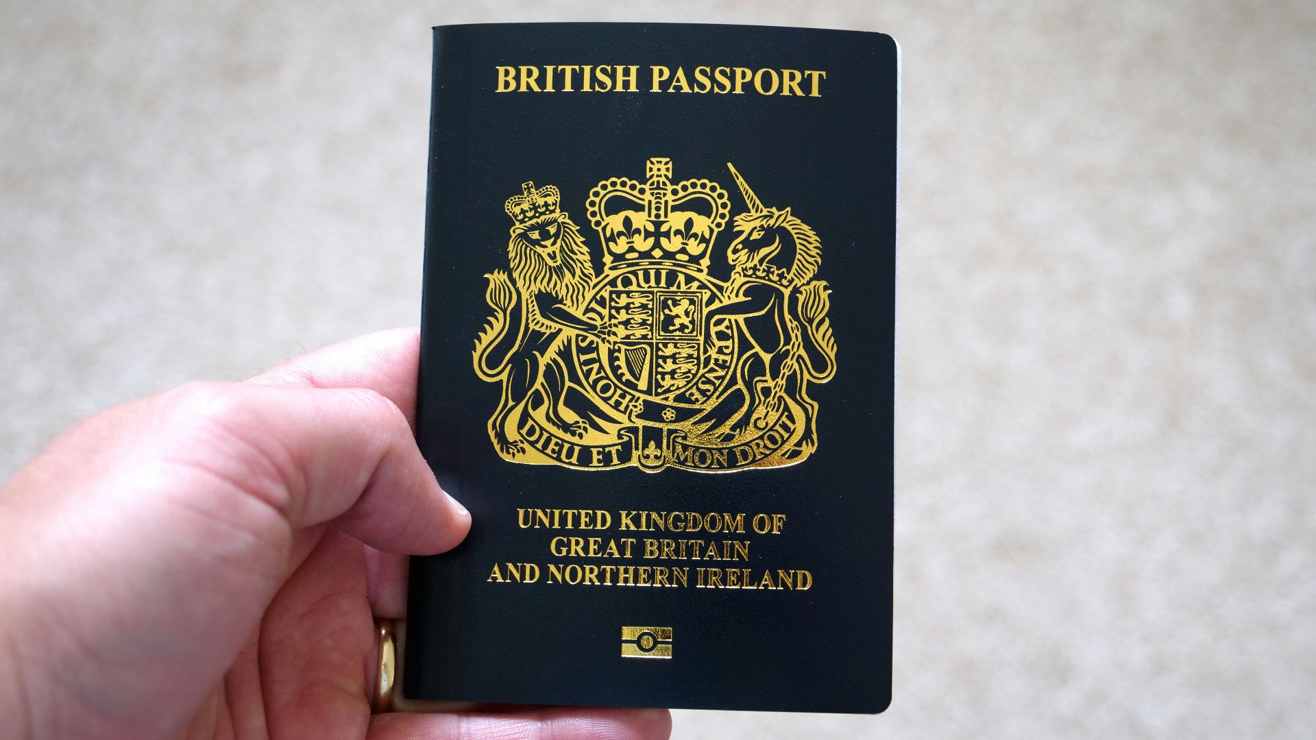 7. Le roi n'a pas de passeport