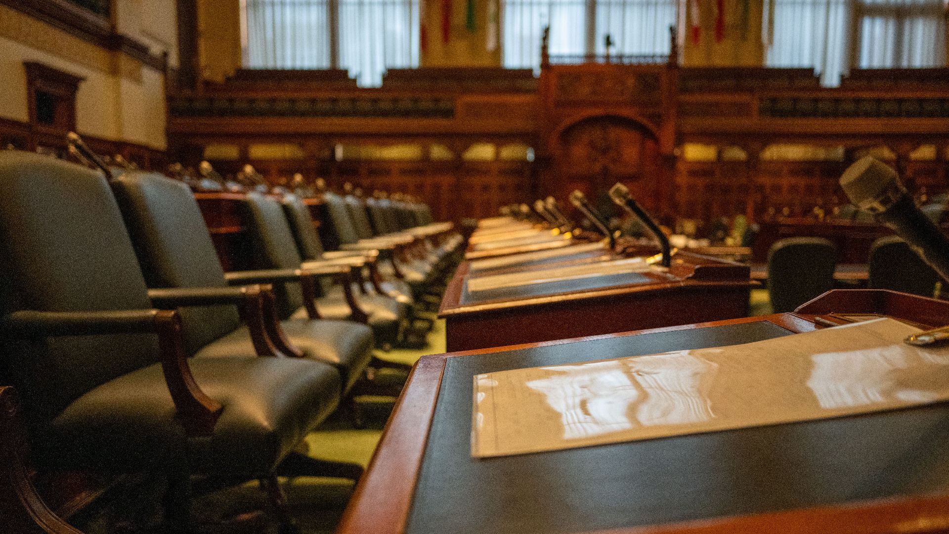 5. Critiquer publiquement la politique du gouvernement