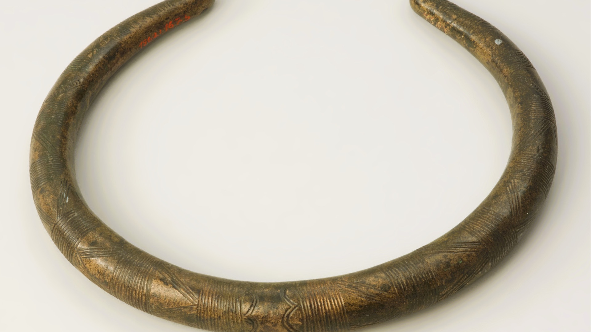 16. Des faucilles ont été disposées sur les cadavres