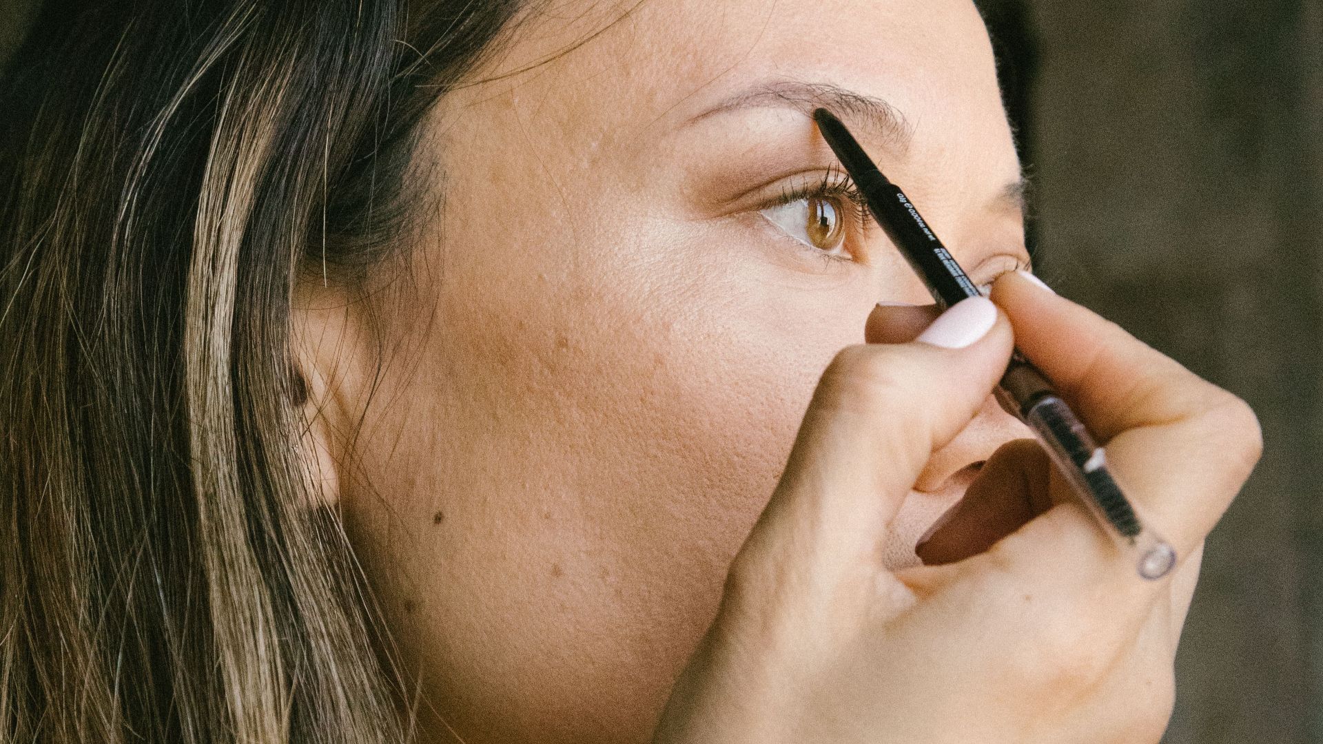 12. Des sourcils à peine visibles
