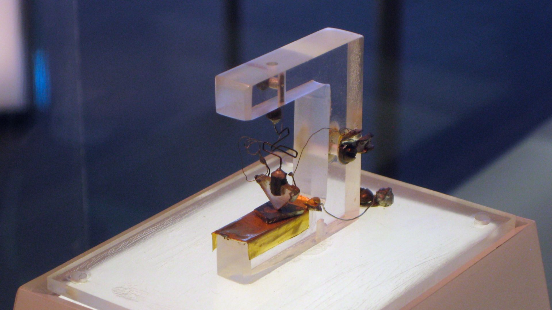 5. Démonstration du premier transistor