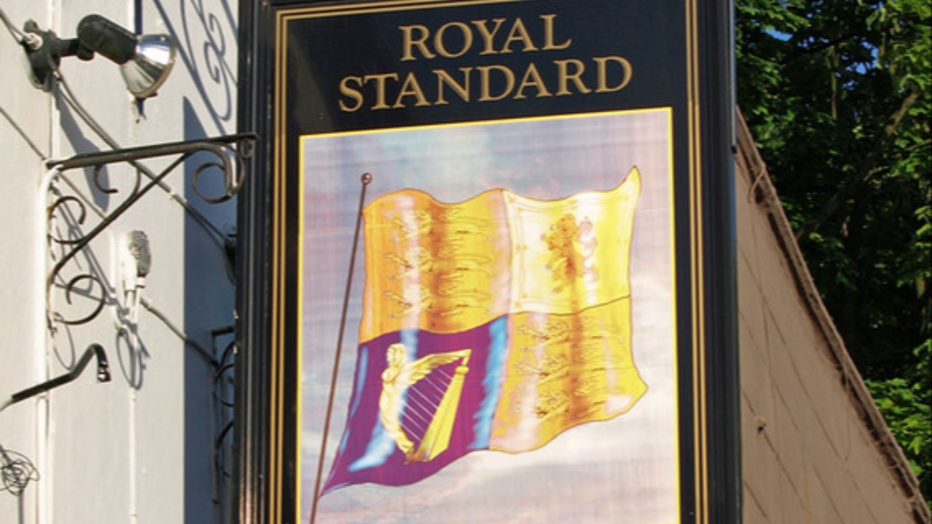 8. L'étendard royal n'est jamais mis en berne