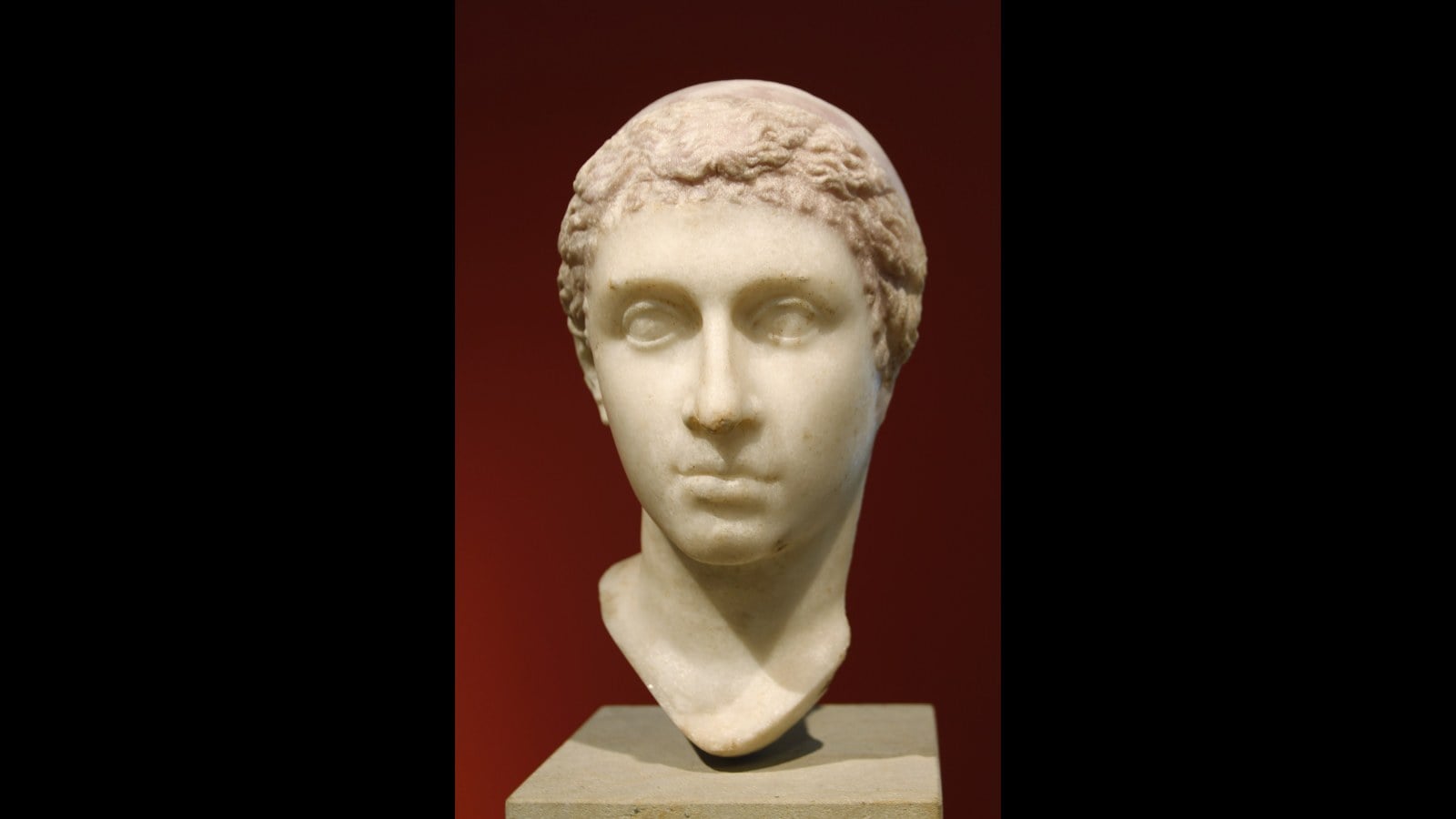 2. Cleopatra VII And Her Brother Couldn’t Rule Alongside Each Other