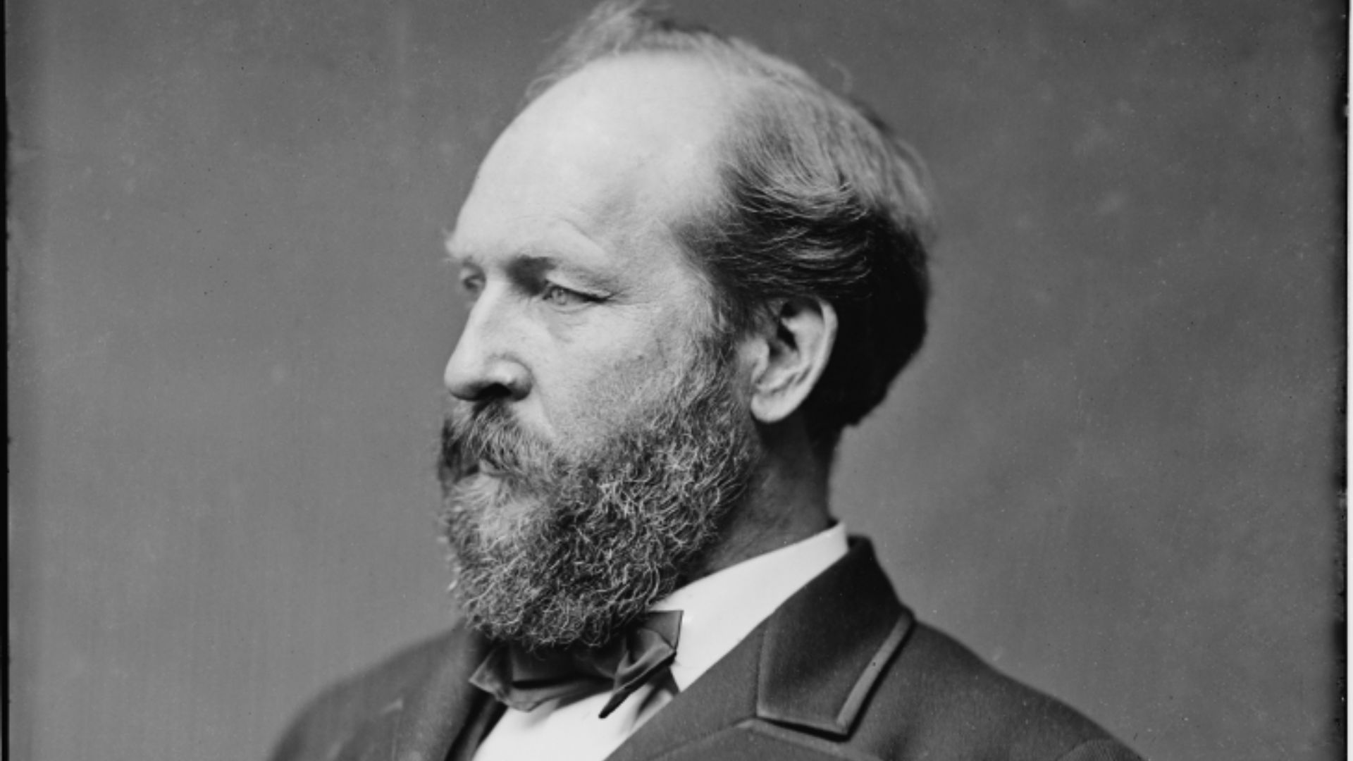 2. On a dit à James Garfield que sa blessure devait être sondée en permanence
