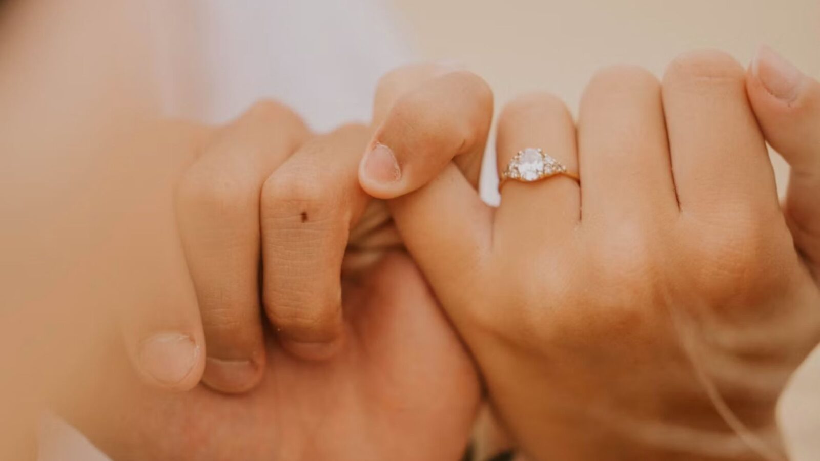 1. À Rome, on a mis la bague au mauvais doigt exprès