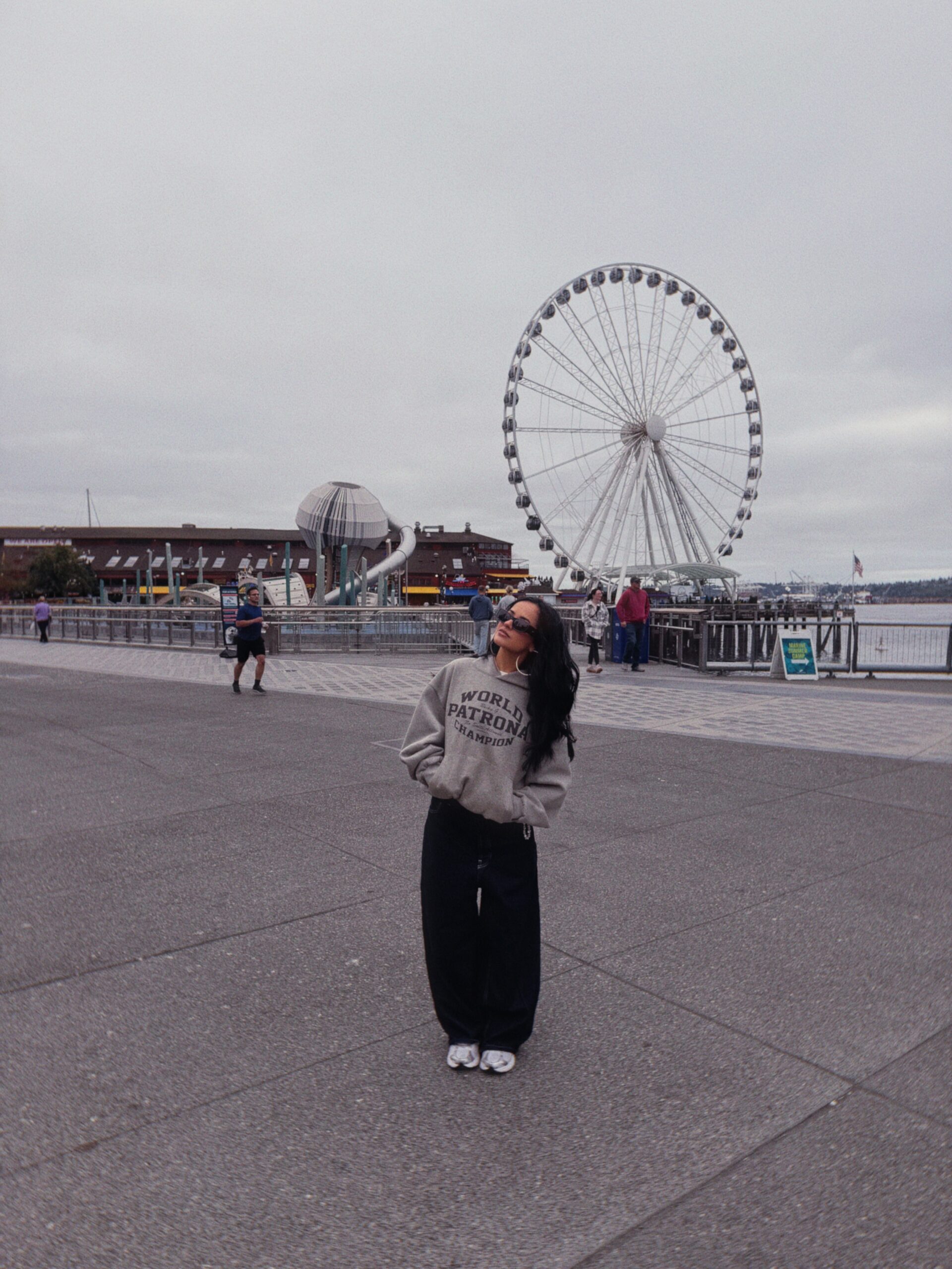 Becky G joue les touristes au bord de l’eau
