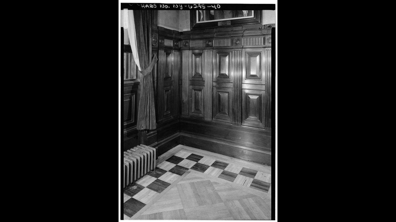 20. Parquet en bois massif, le sol dissimulé sous une moquette posée par la suite