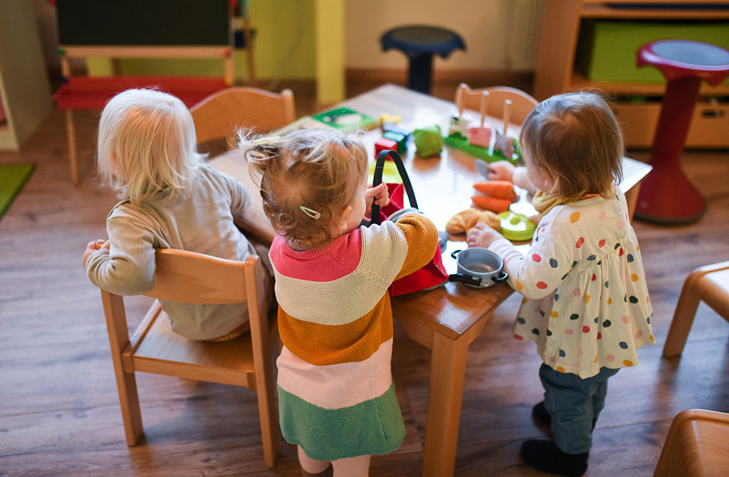 100$ par semaine pour garder les enfants à la maison