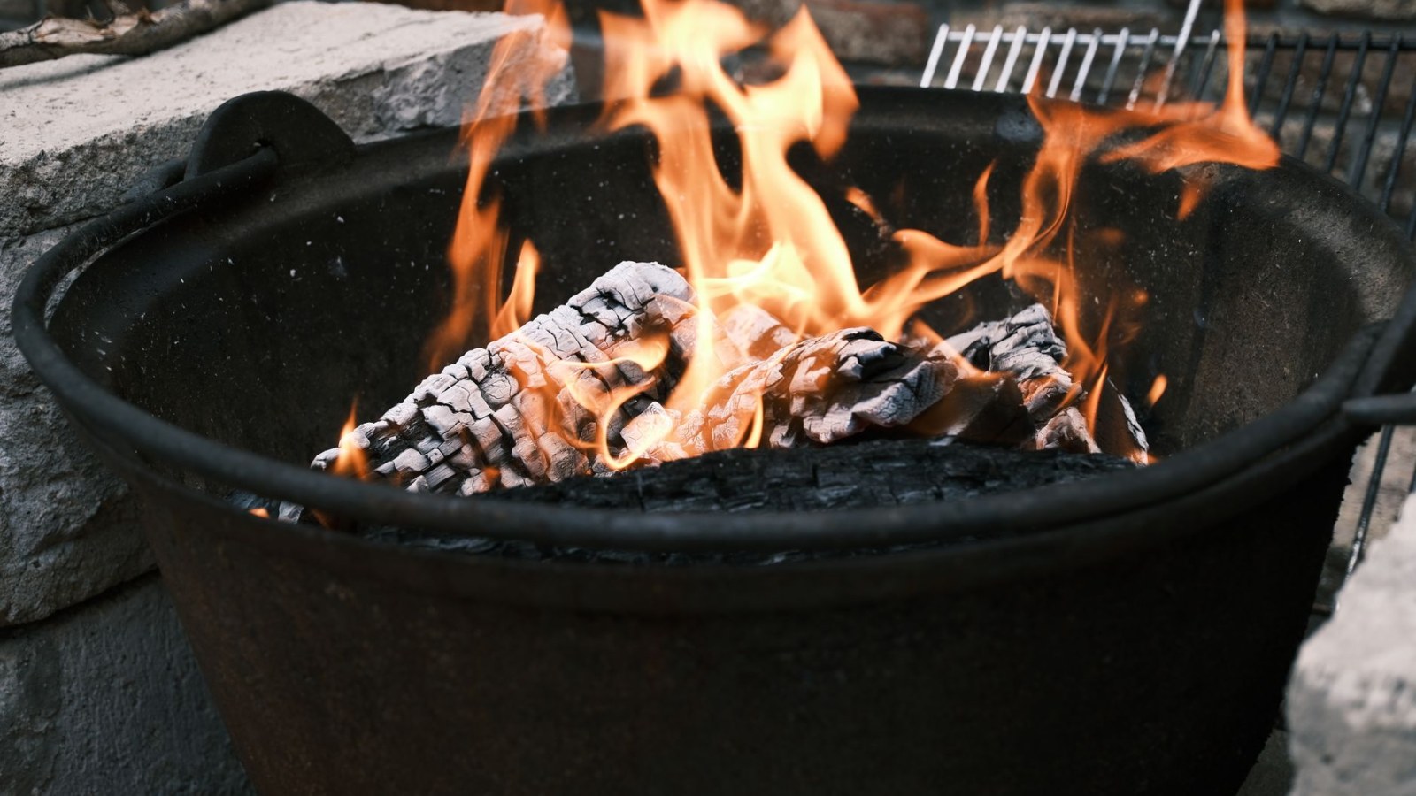 4. Le bac à charbon et le seau à cendres permettaient d'entretenir le feu