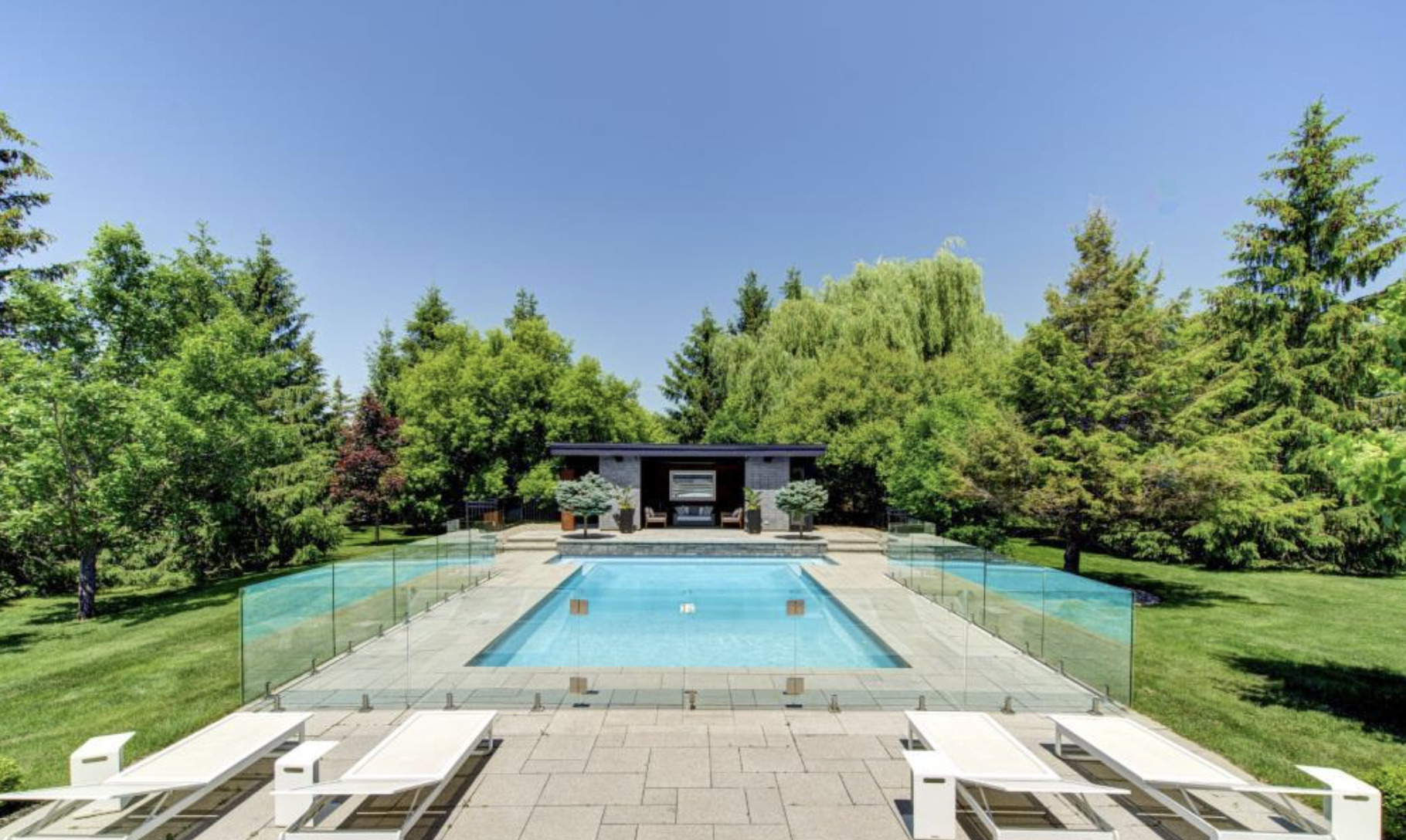 La piscine et son pavillon