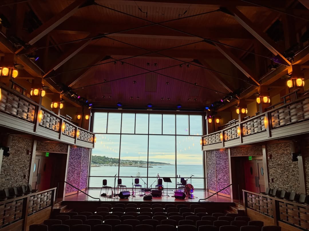 Une salle avec une vue spectaculaire