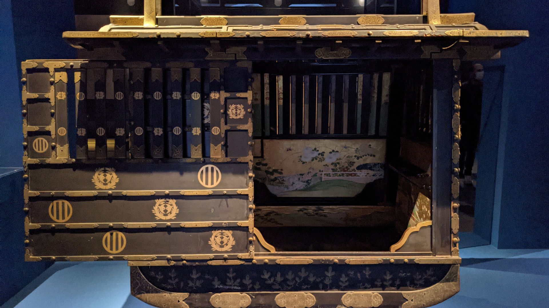 12. Un souverain pouvait être transporté dans un palanquin en argent ou en or
