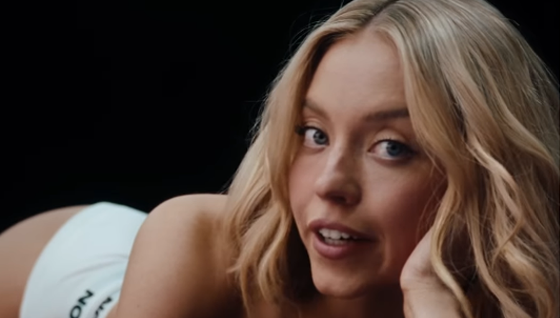 sydney-sweeney-se-d-voile-dans-une-nouvelle-publicit-provocante-ton