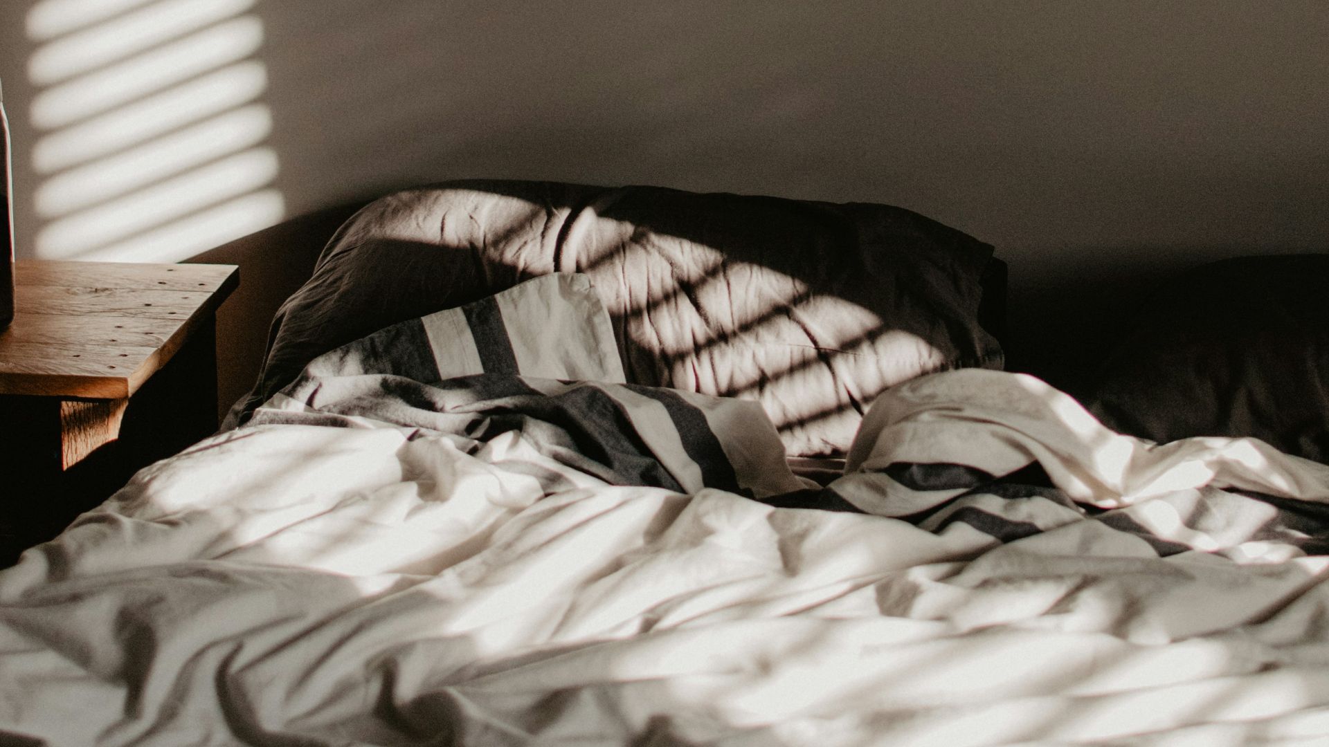 8. Ils ont placé leurs lits près de la lumière du matin