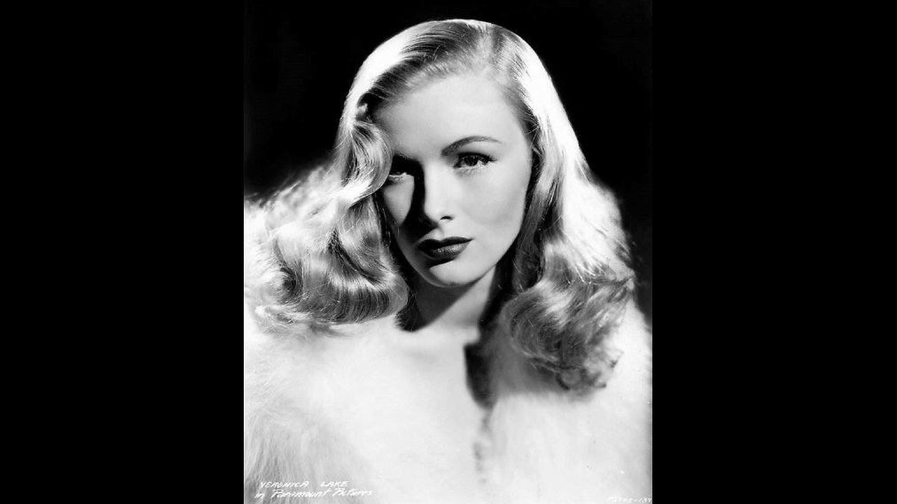 2. Veronica Lake s’est attaché les cheveux pour soutenir l’effort de guerre