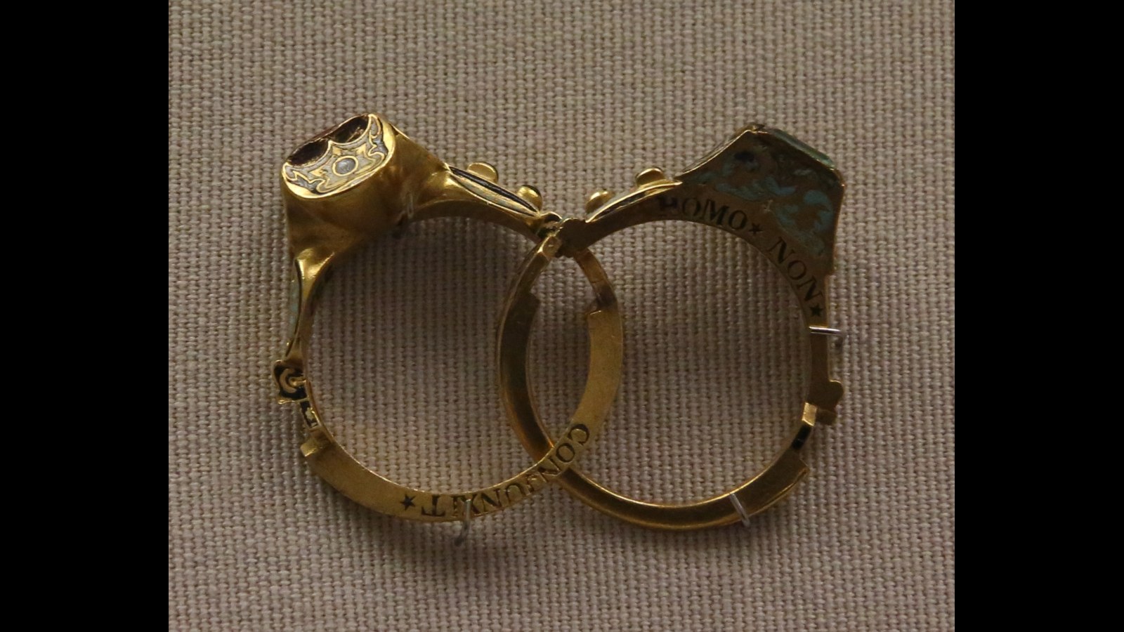 6. Cette bague s'est fendue en deux jusqu'au jour du mariage