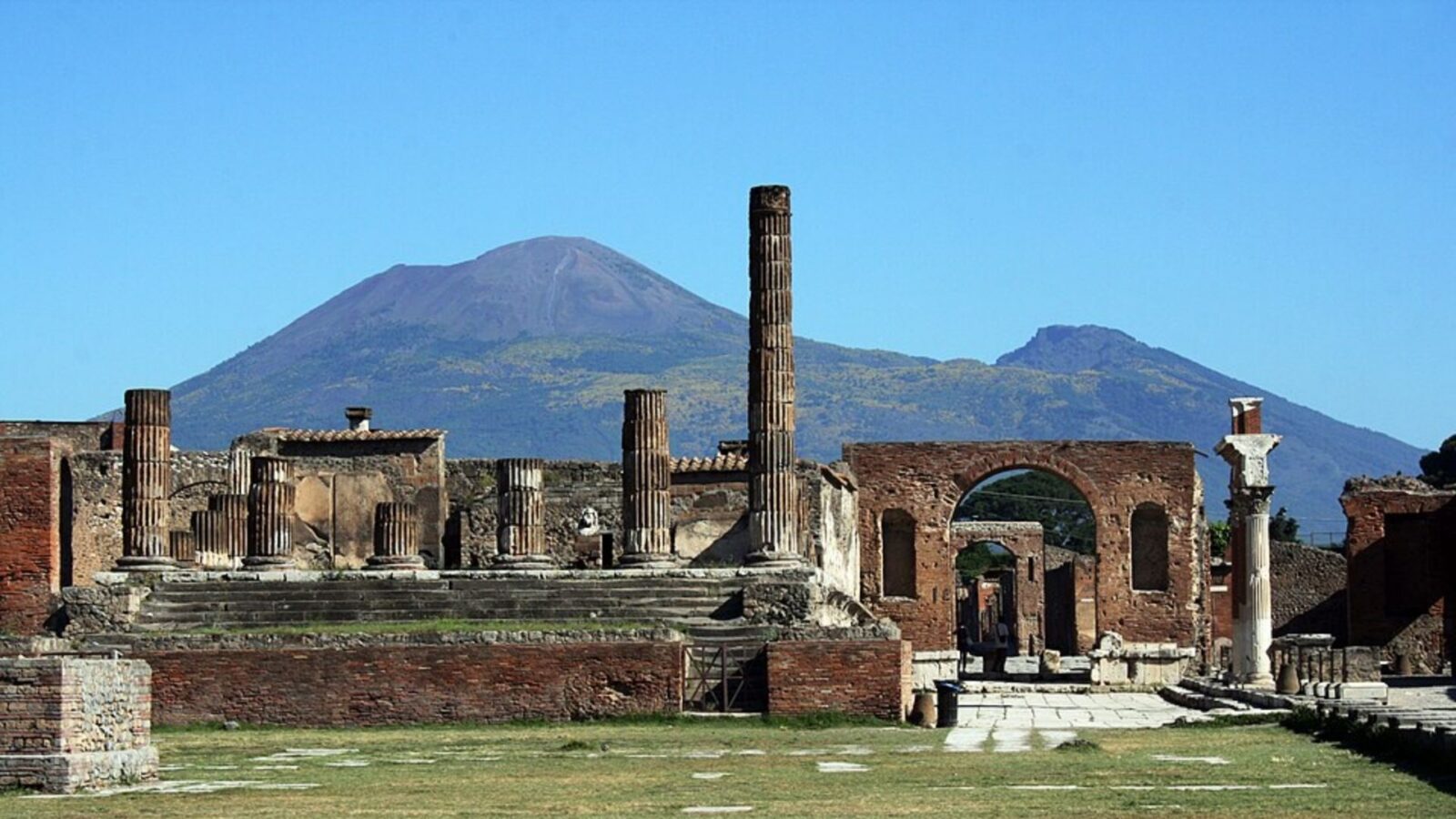 2. Pompeii Was Buried Alive By Mount Vesuvius