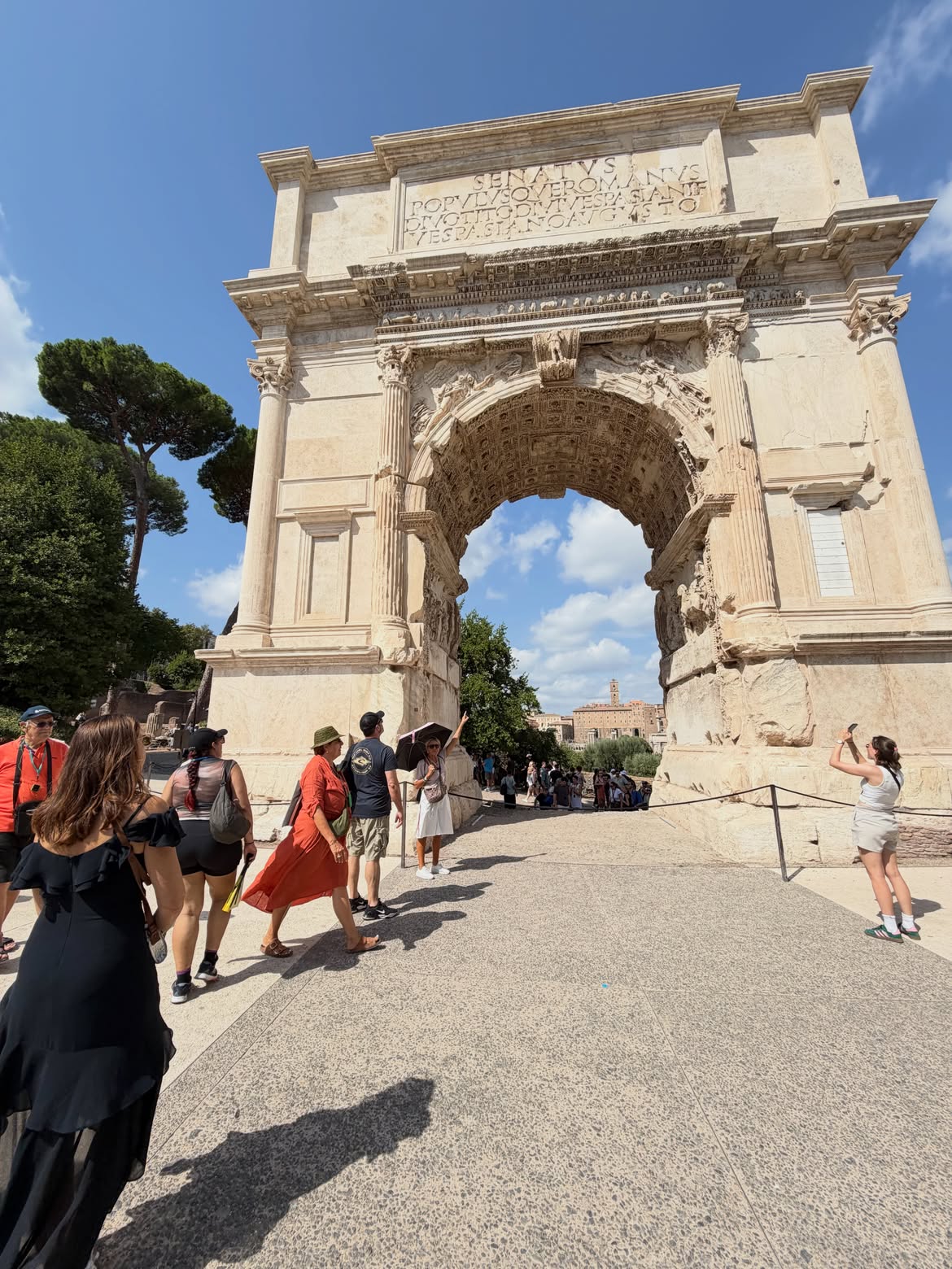Face à l’Arc de Constantin