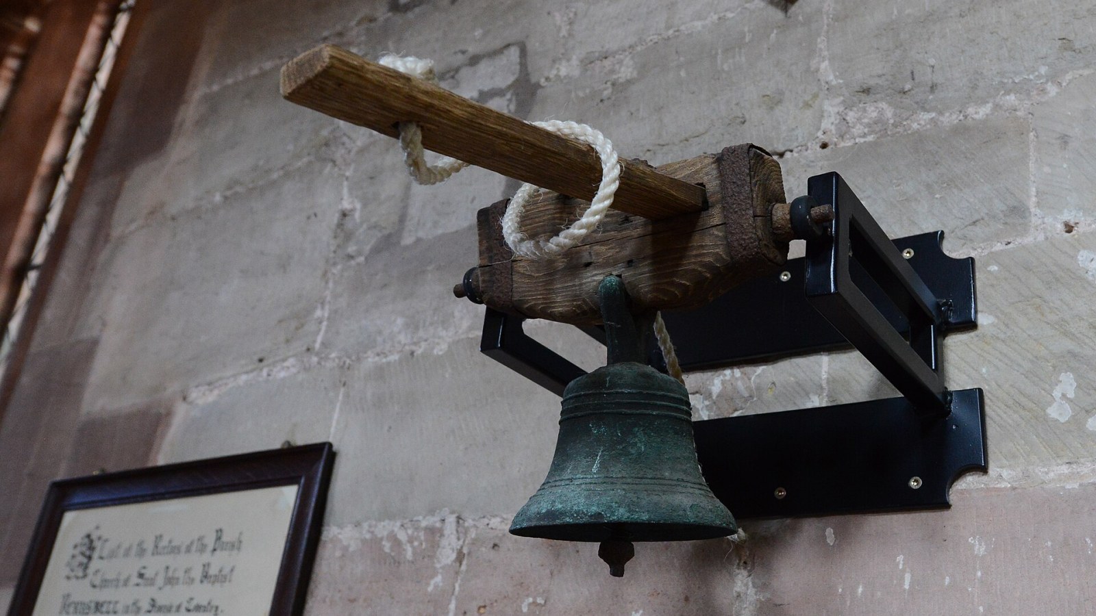 8. Les cloches des églises étaient utilisées comme armes acoustiques contre les esprits