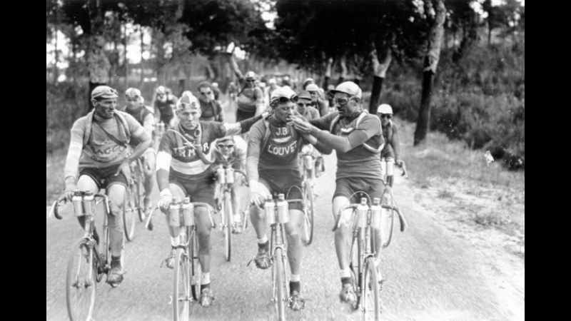 5. Fans Handed Cyclists Cigarettes To Help Them Breathe