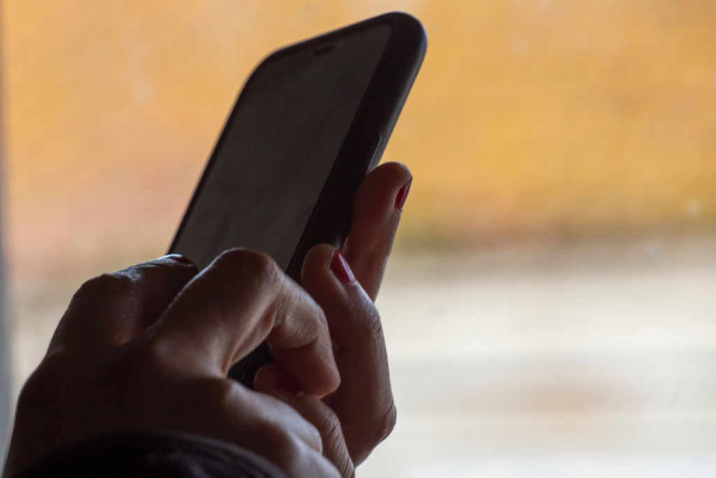 Violences faites aux femmes : un service de première ligne contre la cyberviolence