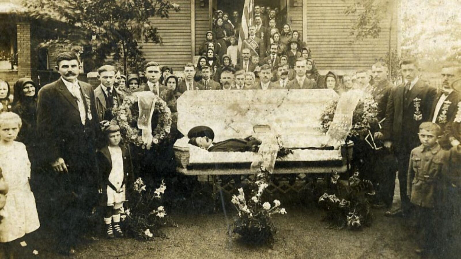 23. Families Eventually Had Plenty Of Photos Taken While People Were Alive
