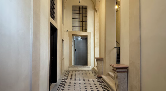 Le couloir menant à la chambre