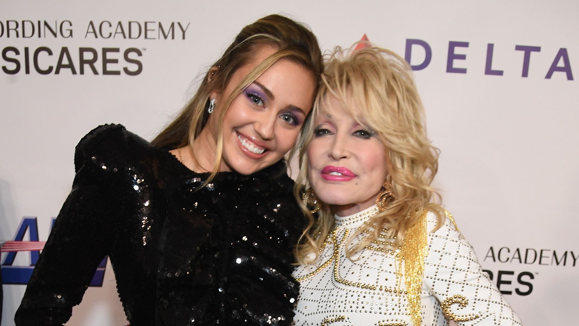 Miley Cyrus Mourns «Aunt Dolly»