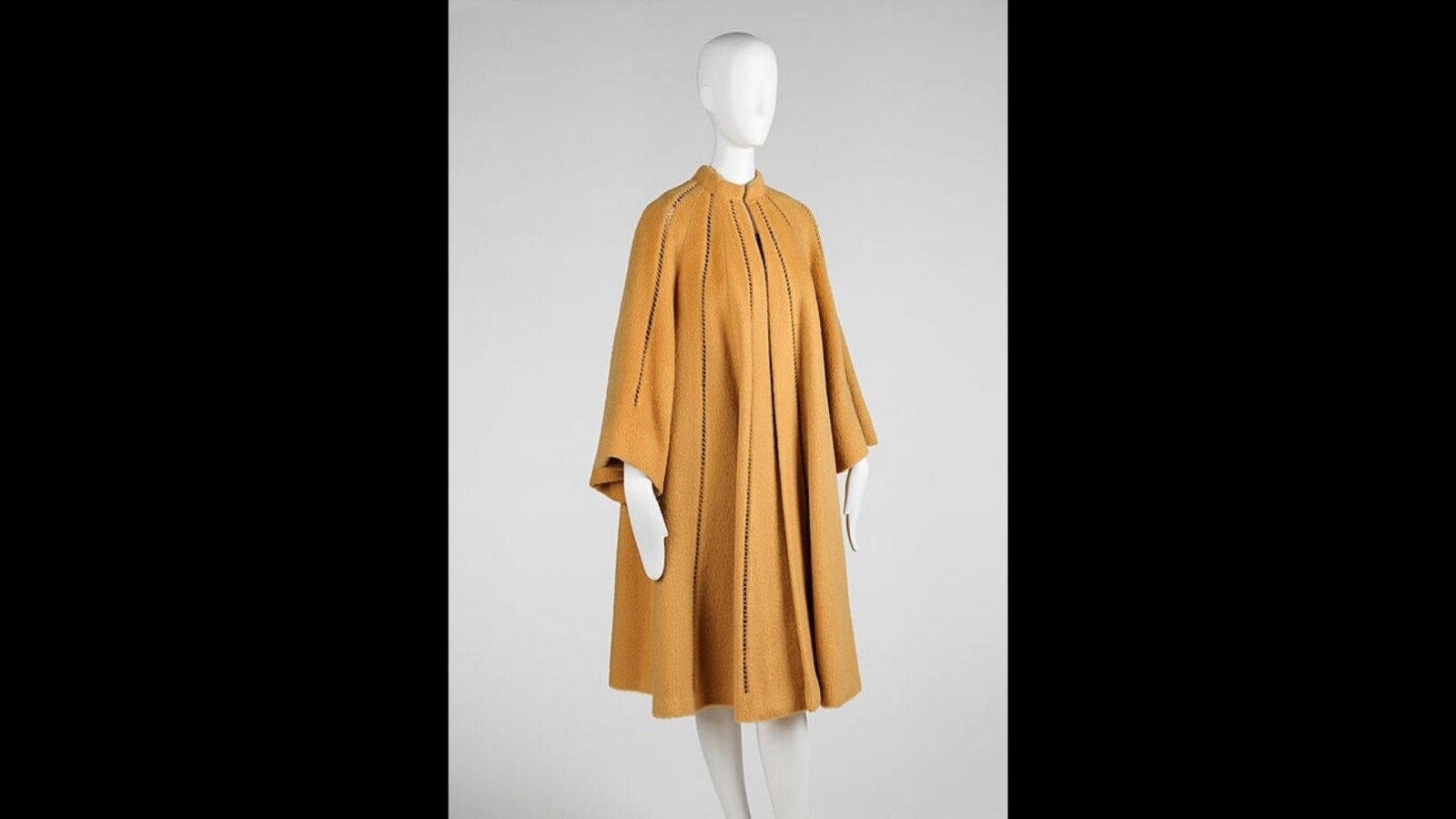 12. Le manteau conçu pour se porter par-dessus un jupon