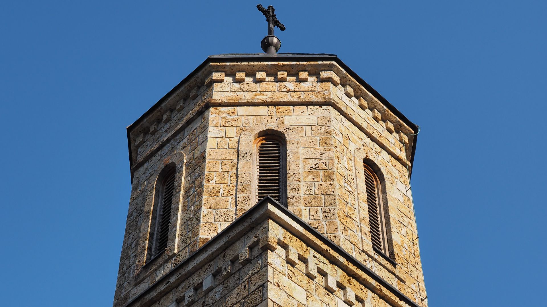 5. Ils tendaient l'oreille pour entendre les cloches du monastère