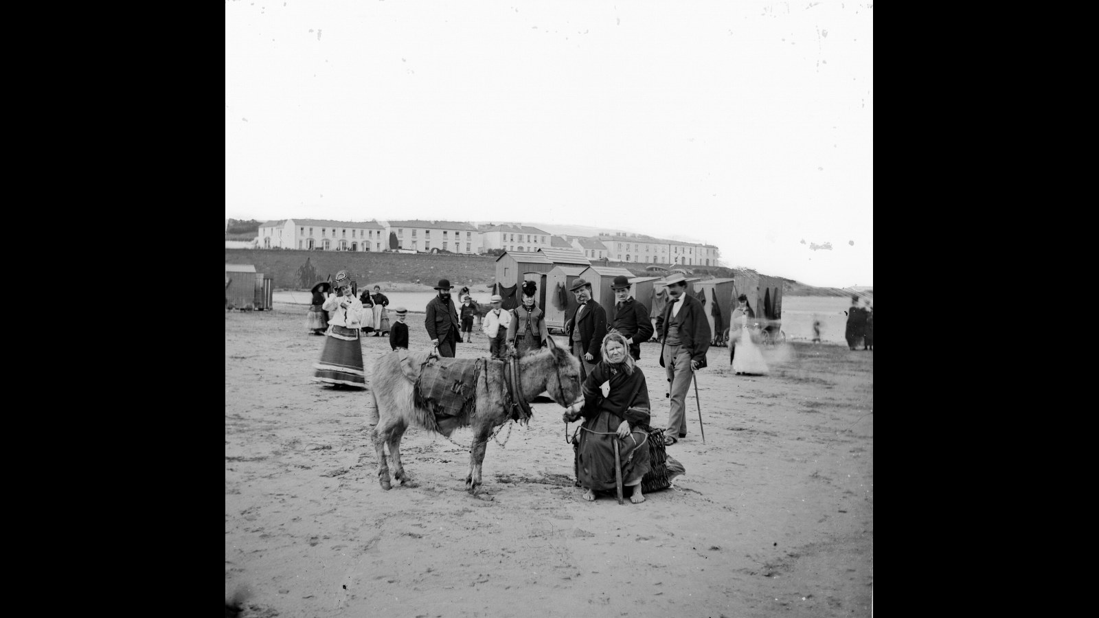 9. Les surveillantes de plage veillaient au respect du code moral en bord de mer