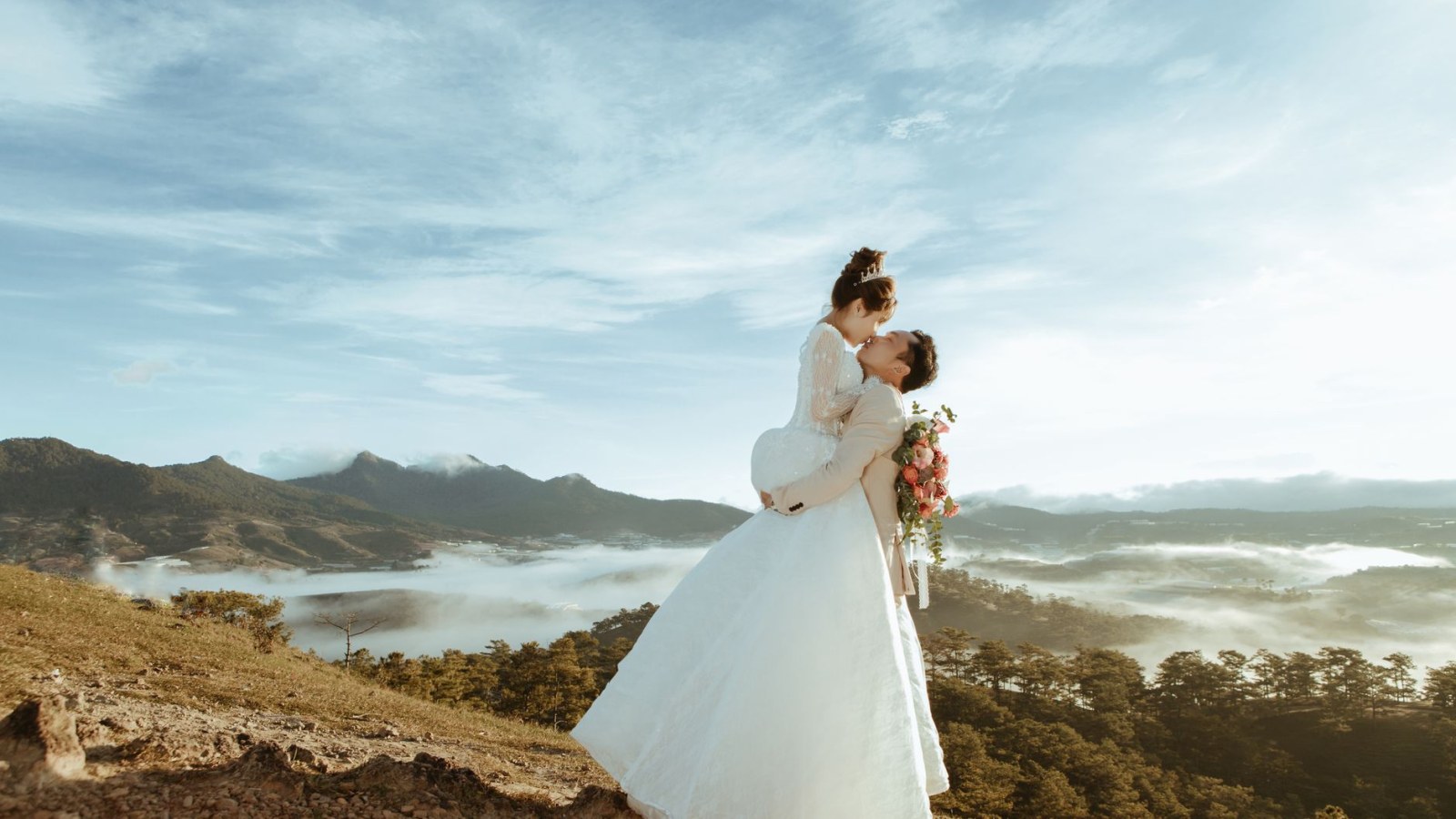 12. Le fait de porter la mariée pour franchir le seuil visait à éviter les mauvais présages