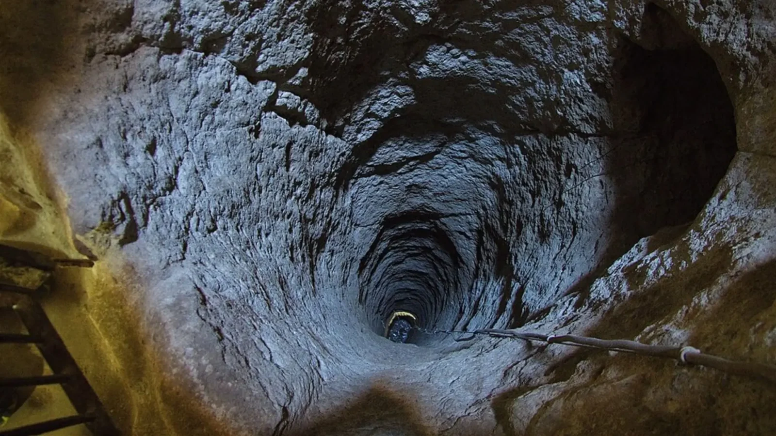 2. It Plunges Hundreds Of Feet Underground