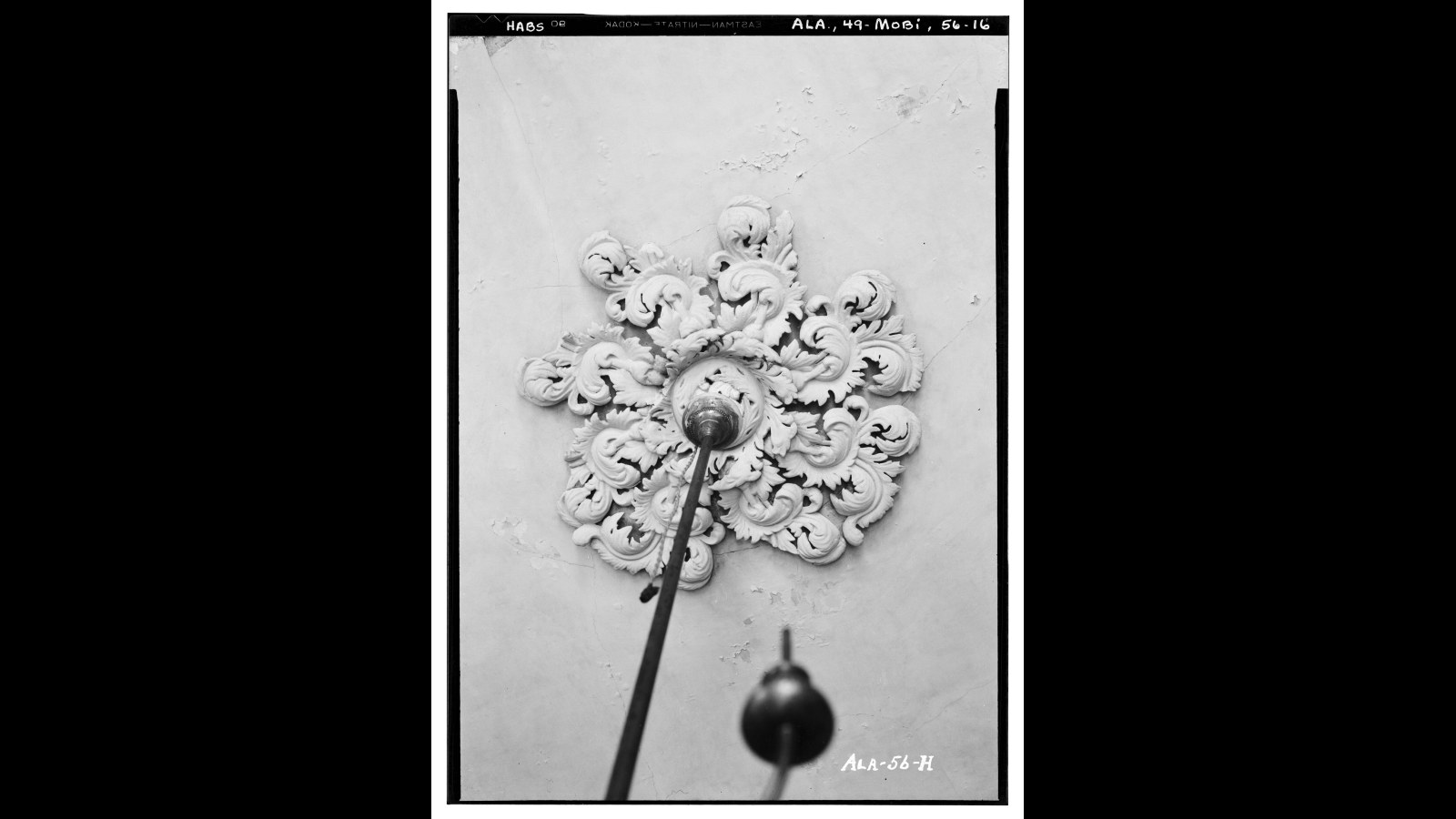 3. La rosace de plafond : bien plus qu'un simple collecteur de suie pour les lampes à gaz
