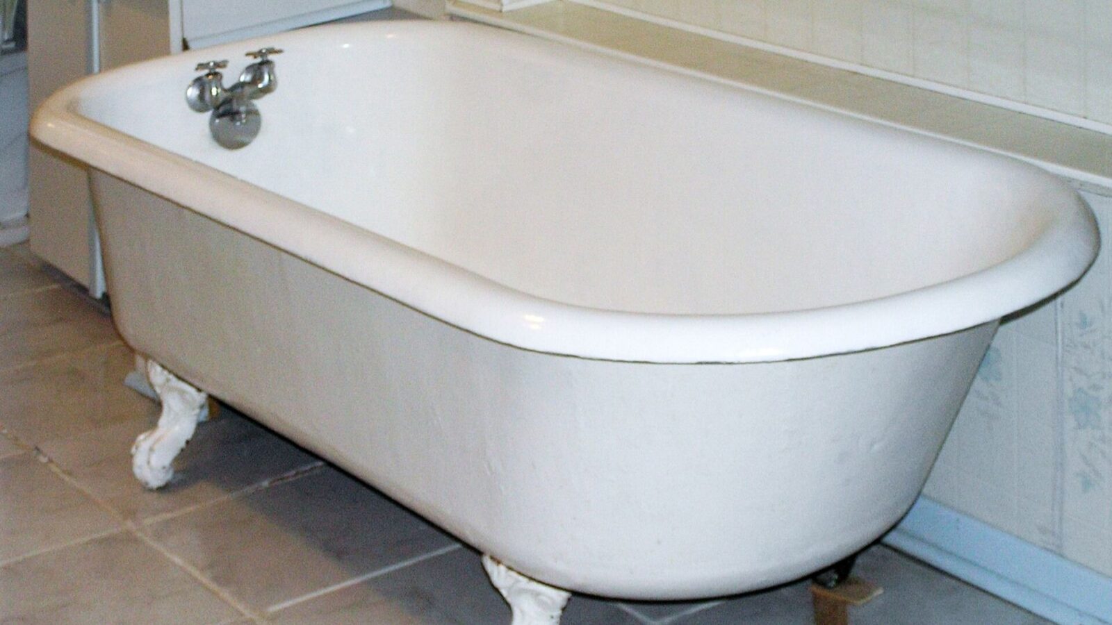 2. La baignoire sur pieds, issue du mouvement victorien en faveur de l'assainissement