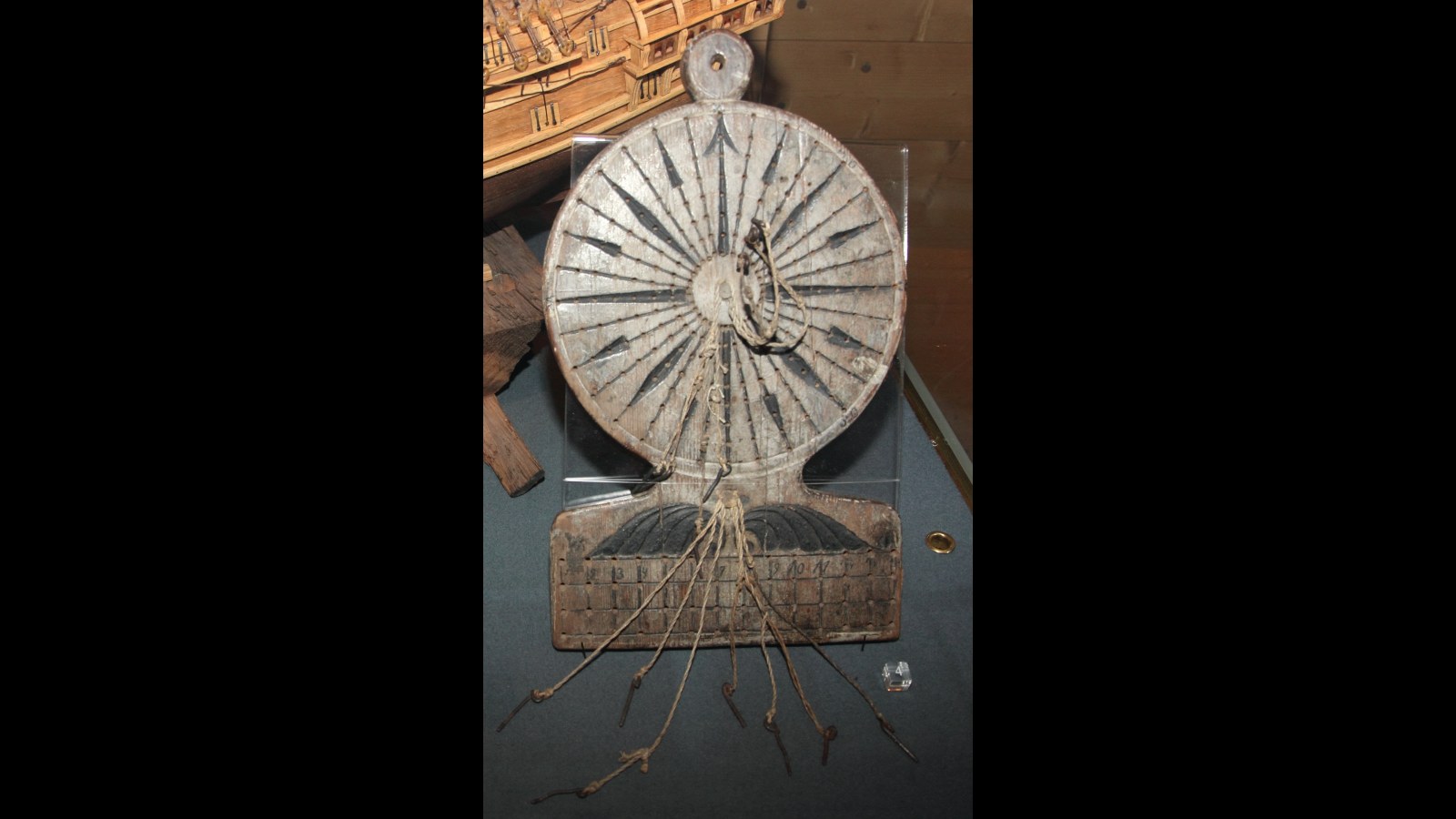 13. Le journal de bord du navire a commencé sous la forme d'un tableau rempli de chevilles