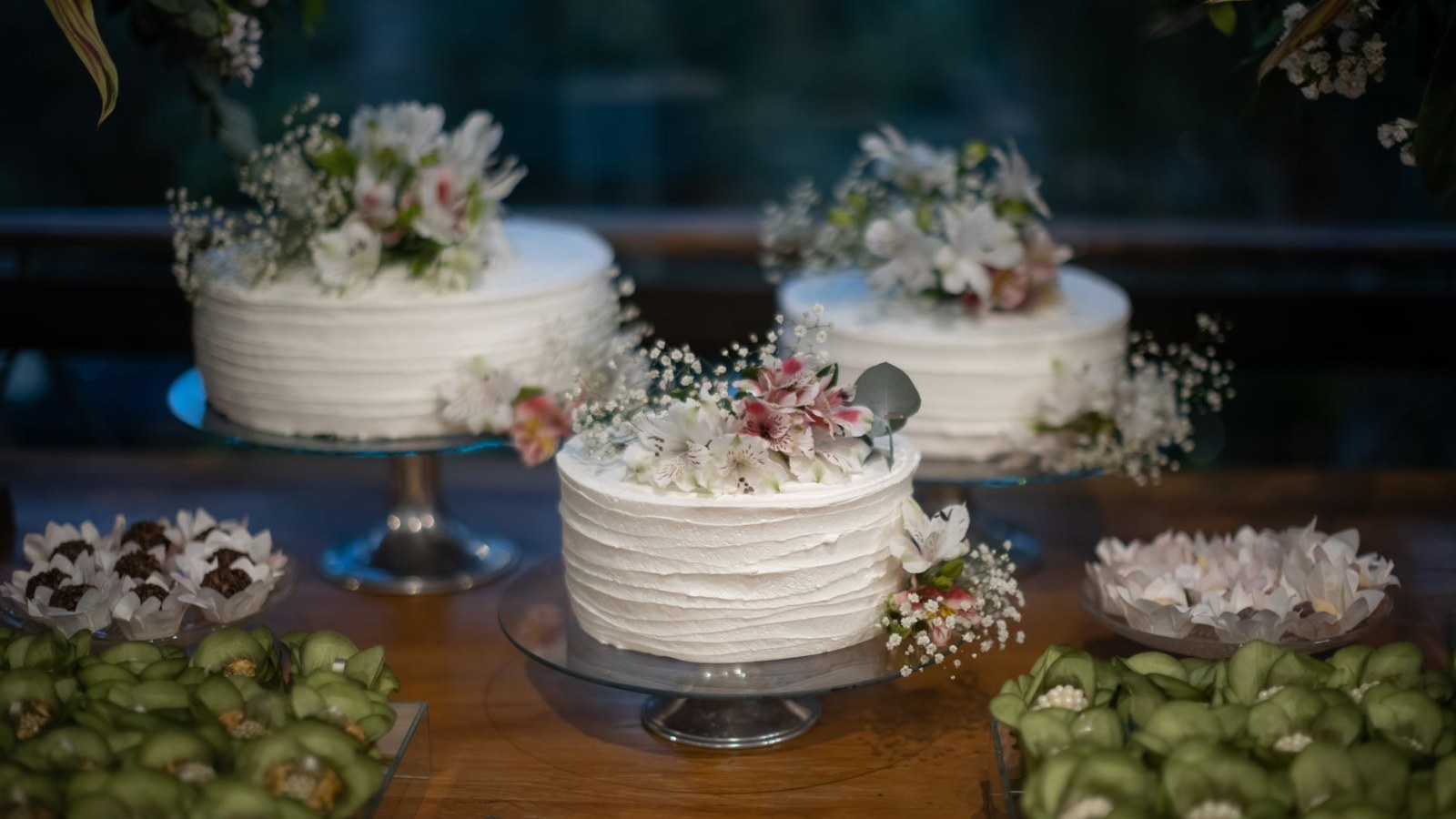 7. Un glaçage victorien dur comme de la pierre a contraint les couples à couper le gâteau ensemble