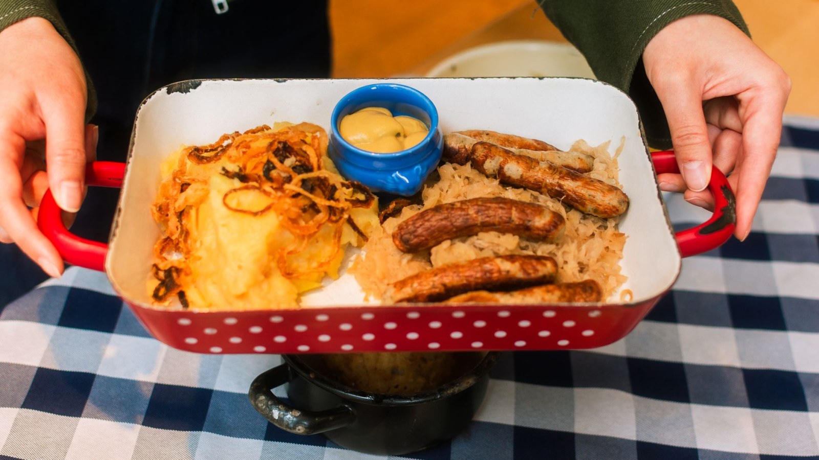 14. Des saucisses cocktail mijotées sur du Sterno, et non dans une mijoteuse