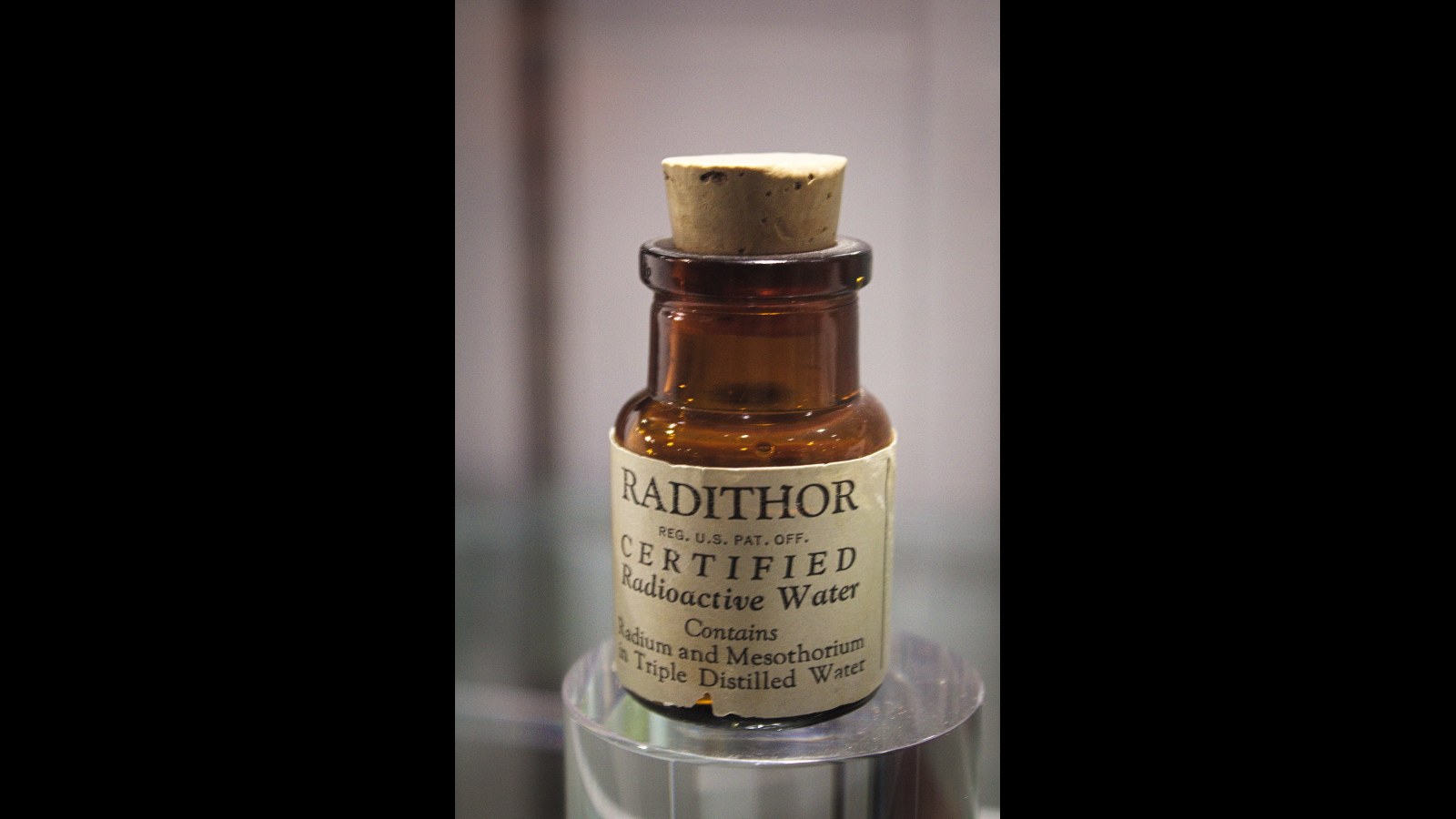 1. Eben Byers a bu de l'eau radioactive parce que son fabricant la présentait comme un remède miracle