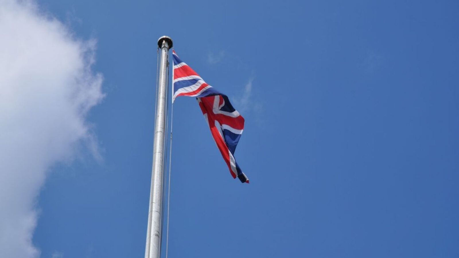 8. A Chief Kept Chopping Down Britain's Flagpole In New Zealand